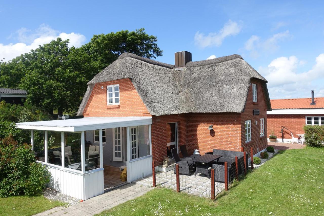 Thatched Holiday Home In Struer, Jutland With A View Exterior foto